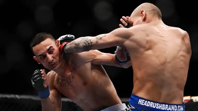 Экс-чемпион UFC хочет встретиться с победителем боя Топурия - Оливейра