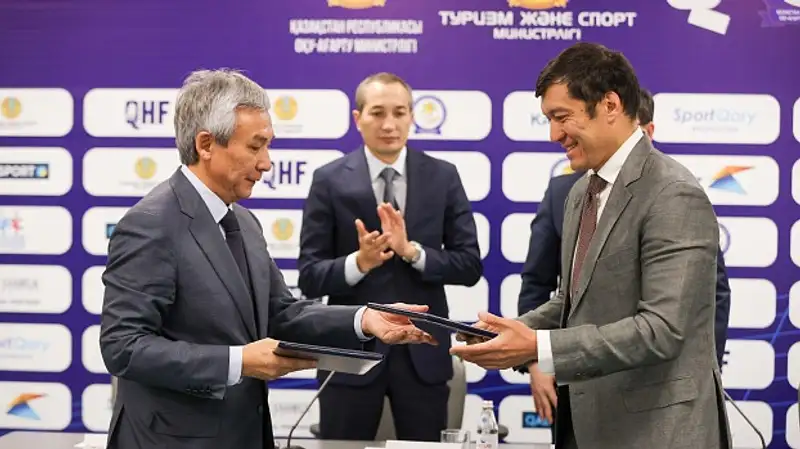 Школы Казахстана получат хоккейную форму и инвентарь