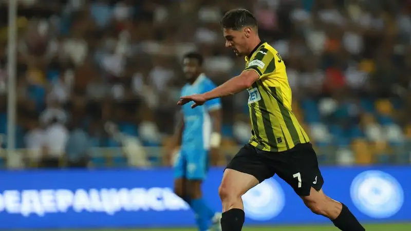 Двух футболистов "Кайрата" удалили в матче с "Ордабасы"