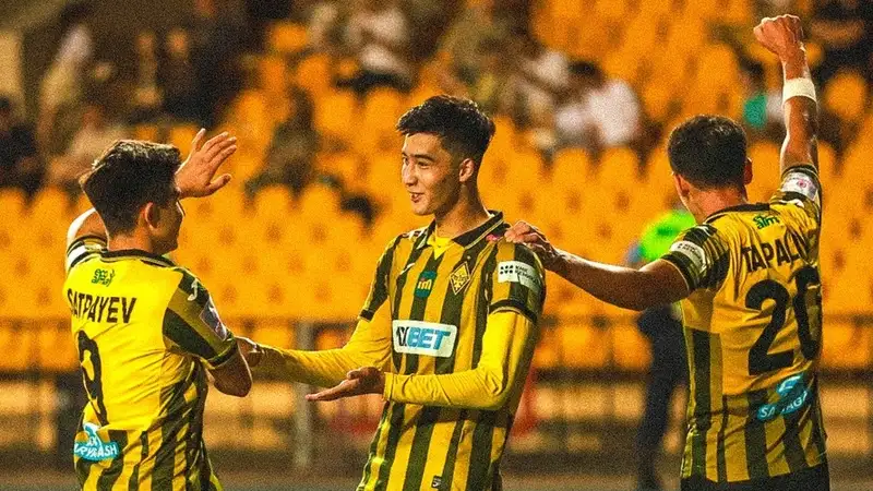 "Кайрат" вернулся на первое место, однако у "Астаны" матч в запасе