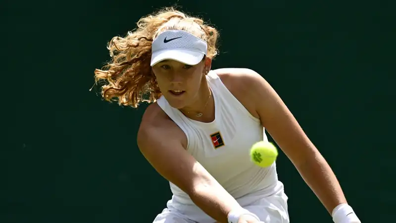 "Каждую свободную минуту читаю": юная звезда тенниса рассказала, как проводит время на "Уимблдоне"