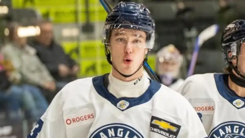 Казахстанский хоккеист продолжит карьеру в Канаде