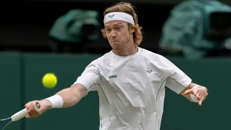 "Я сам позволил ему выиграть": Рублёв объяснил поражение в матче с Алькарасом на "Уимблдоне"