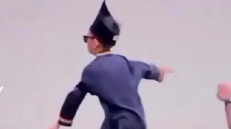 Танцующий на лодке мальчик