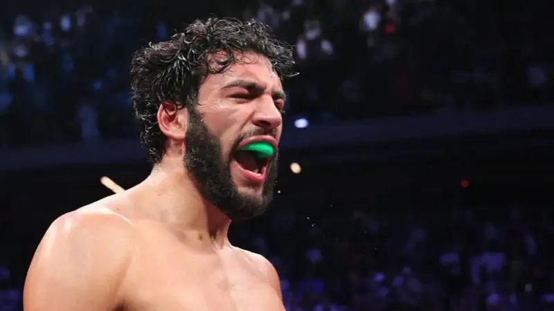 Избежавший поединка с Алимханулы боксёр сделал заявление о бое с "Канело"