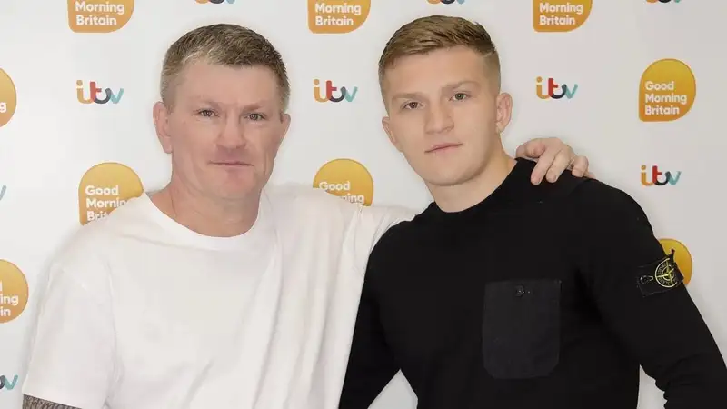 Сын экс-чемпиона мира завершил боксёрскую карьеру в 23 года