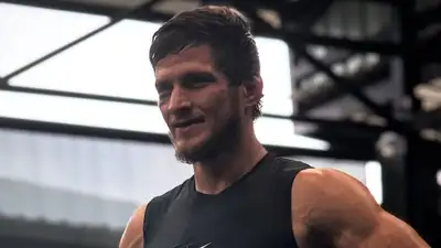 Назвавший казахов &quot;родными&quot; непобеждённый боец UFC получил травму