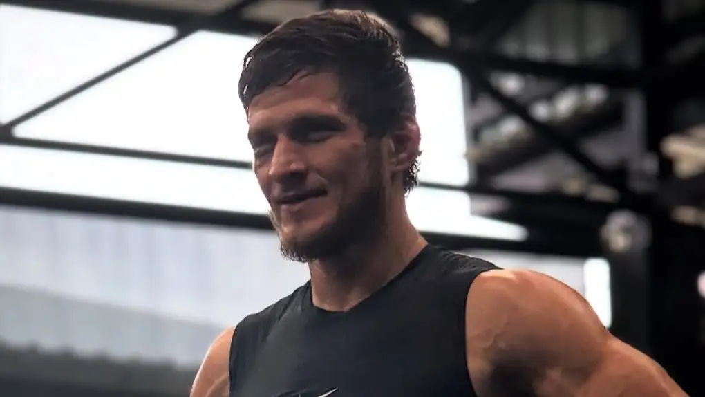Назвавший казахов "родными" непобеждённый боец UFC получил травму Назвавший казахов "родными" непобеждённый боец UFC получил травму