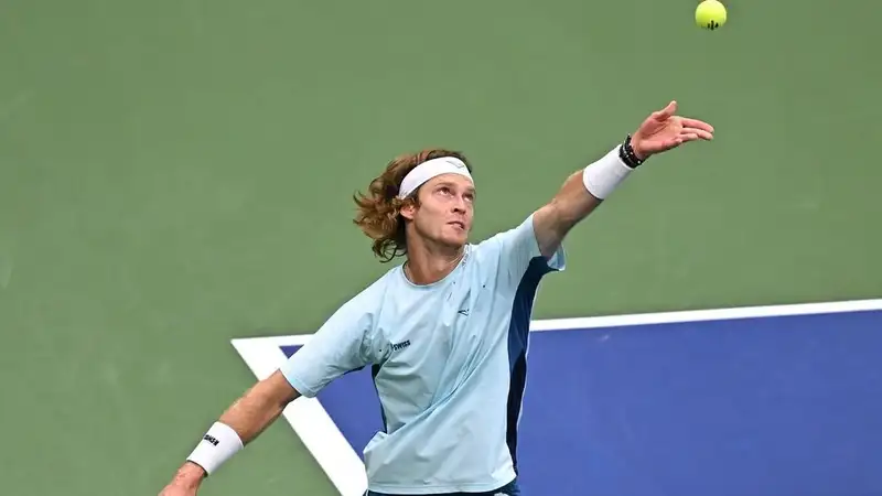 Первая ракетка России с разгрома начал турнир, на котором является главным фаворитом