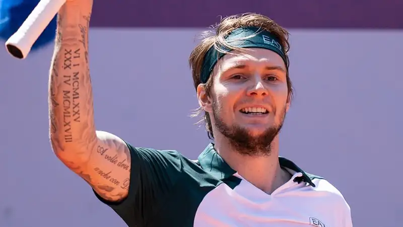 Бублик стал 14-м действующим теннисистом с титулами на всех покрытиях