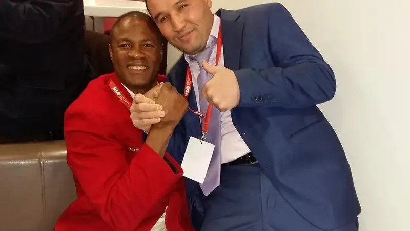 Казахстан или Узбекистан: боксёр из какой страны раньше стал абсолютным чемпионом