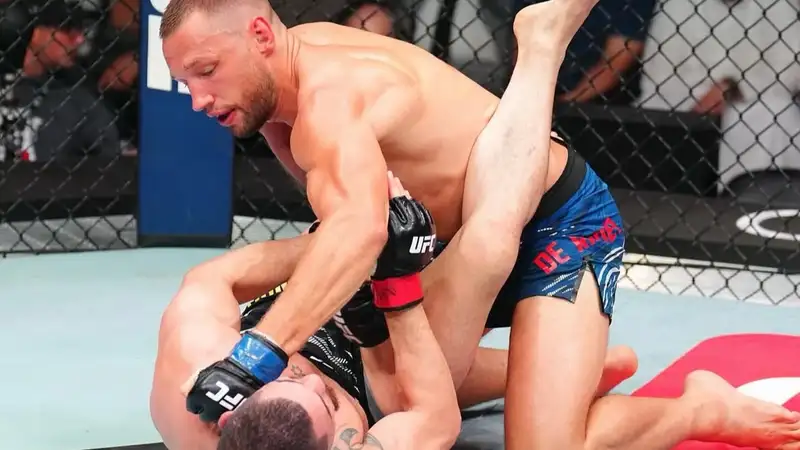 Раздельным решением завершился главный бой на турнире UFC в Абу-Даби