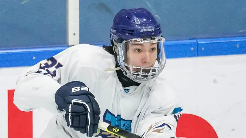 Казахстанский хоккеист продолжит карьеру в США