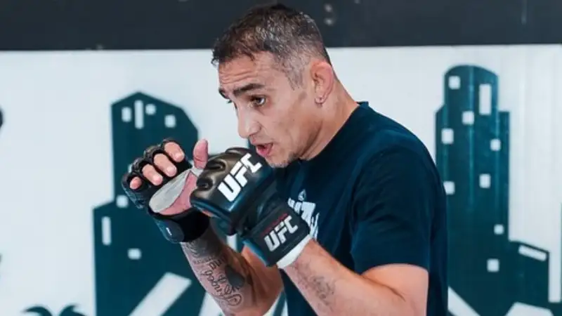 Тони Фергюсон вспомнил, как чуть не одолел Джона Джонса