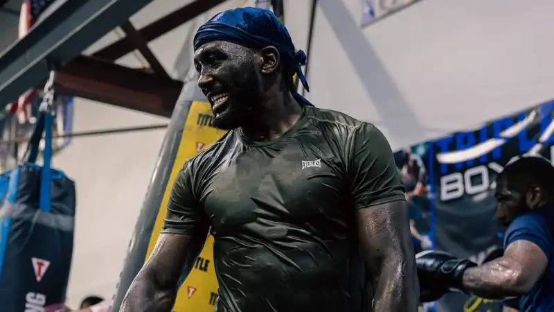 Кроуфорд прокомментировал предстоящий бой с Альваресом