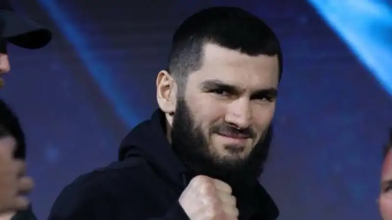 Стало известно, с кем может провести следующий поединок Артур Бетербиев