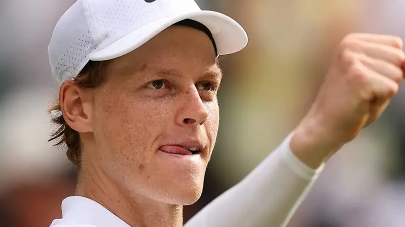 Тренер Рыбакиной высказался о популярности Синнера