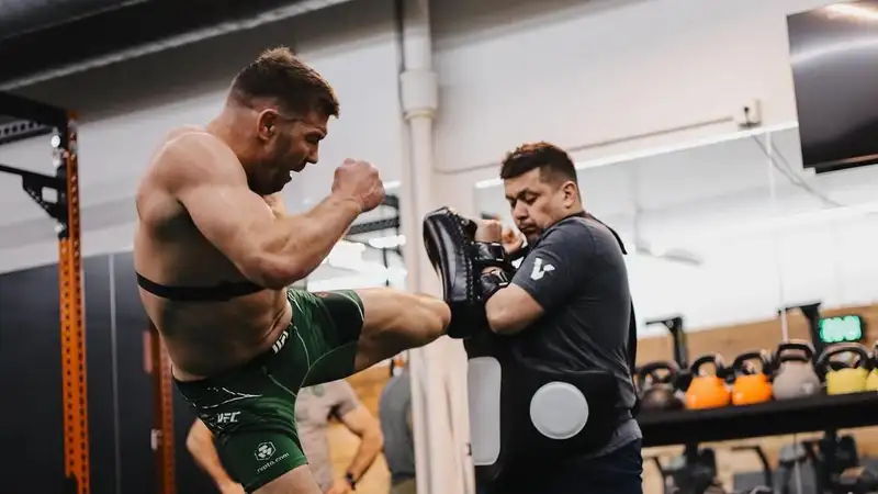 &quot;Не выдал бы ему бойцовскую лицензию&quot;: тренер дю Плесси не боится борьбы Чимаева