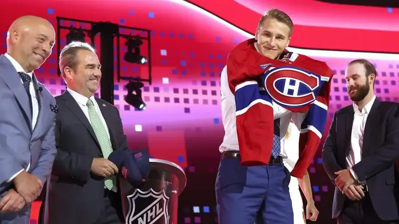 "Его трудолюбие не имеет себе равных": российский хоккеист восхитил генменеджера "Монреаля"