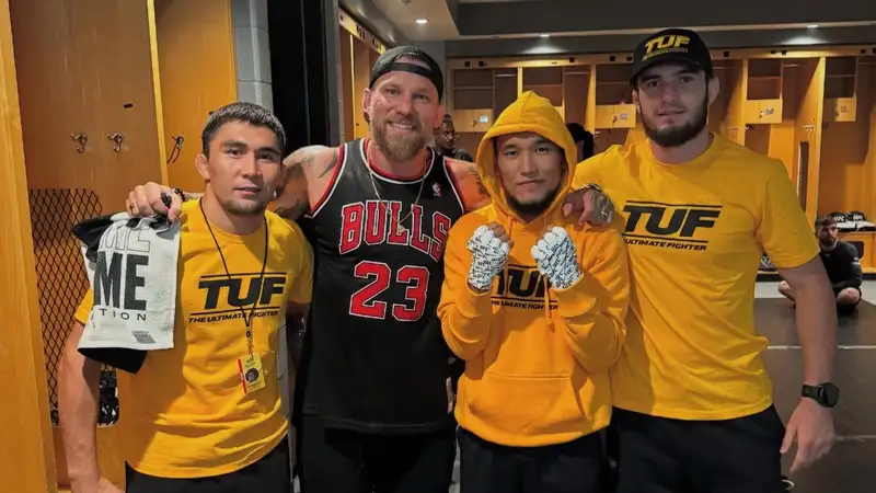Экс-чемпион UFC поддержал казахстанского бойца после первого поражения в карьере