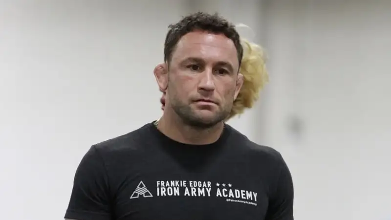 43-летний экс-чемпион UFC возобновил карьеру