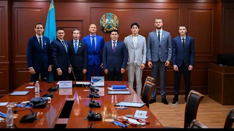 Министр встретился с фехтовальщиками 