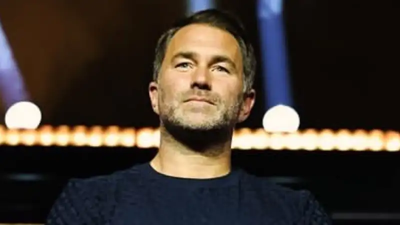 Эдди Хирн ответил, кого видит фаворитом в бою Кроуфорд — Альварес