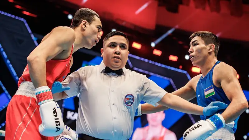 Финал чемпионата мира-2023 в весе до 67 кг. Асадхуджа Муйдинхуджаев (справа) побеждает Дулата Бекбауова