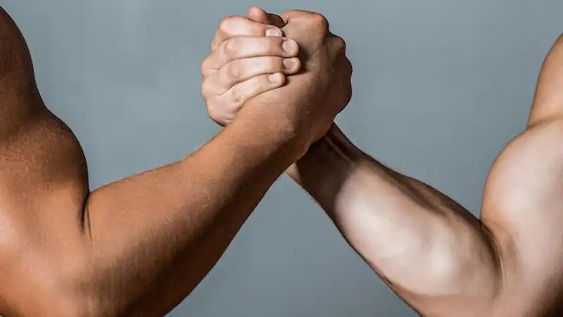 Сломал руку другу на армрестлинге 