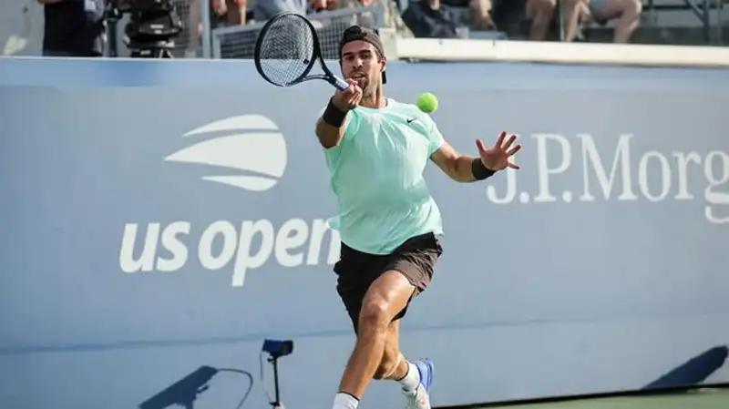 Хачанов снялся с турнира