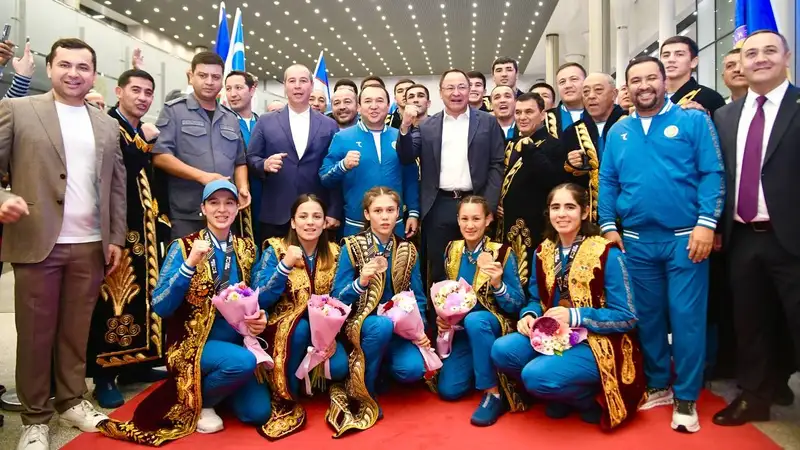 Узбеков встретили в Ташкенте 