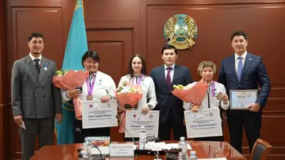 Министр туризма и спорта РК наградил сборную Казахстана