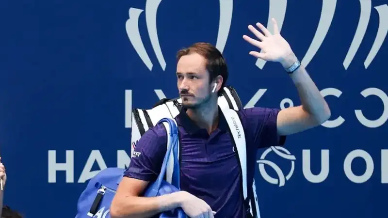 Разгромом завершился матч Медведева за четвертьфинал топ-турнира в Китае