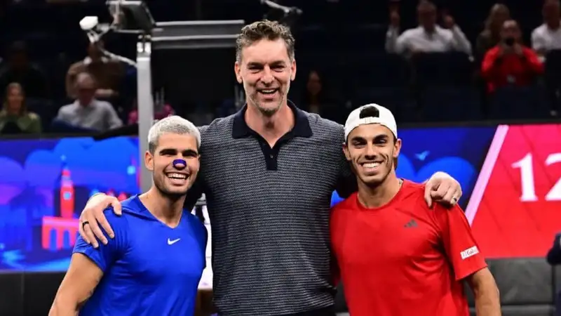 Алькарас уверенно победил Серундоло на Кубке Лэйвера-2025