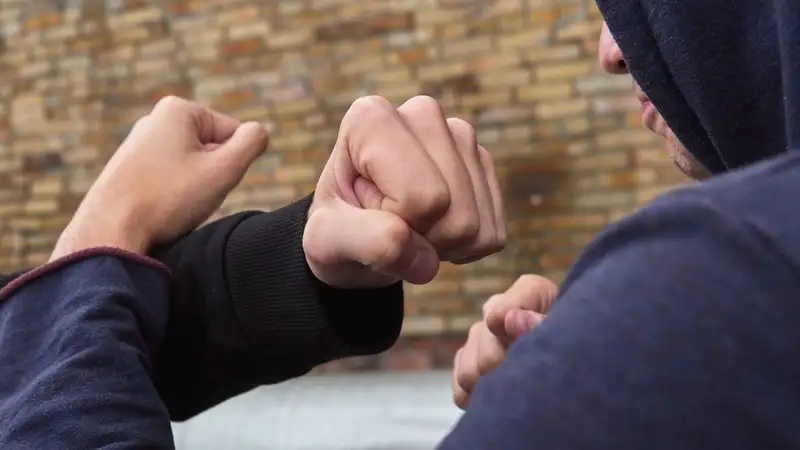 Футболистов избили 