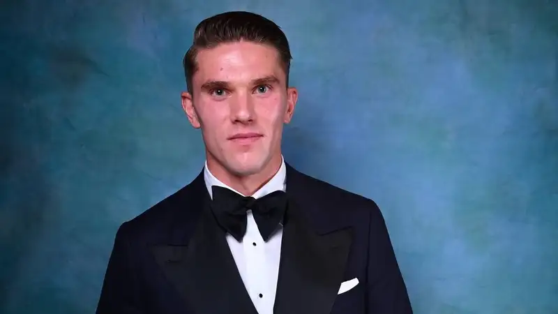 Футболист "Арсенала" перед матчем с "Кайратом" получил награду "лучшего нападающего сезона"