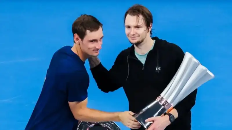 "Он играет в сумасшедший теннис": Ройе прокомментировал поражение от Бублика в финале турнира в Ханчжоу