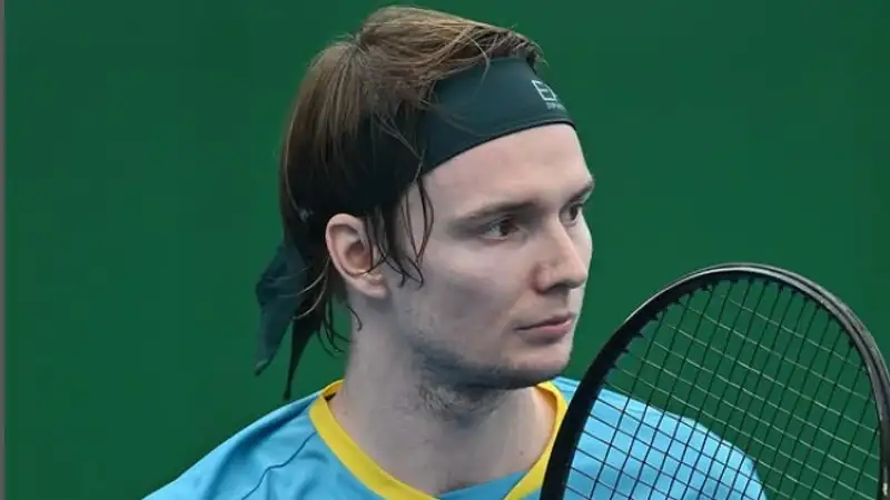 Бублик снялся с турнира в Китае