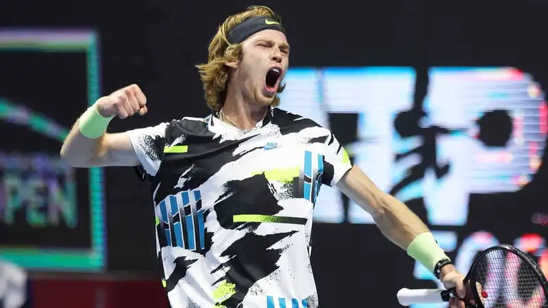 Первая ракетка России неожиданно уступил итальянцу на старте топ-турнира в Китае