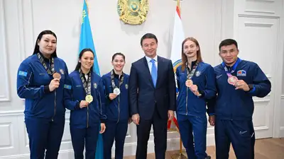 Призёров чемпионатов мира по боксу и борьбе наградил аким Алматы