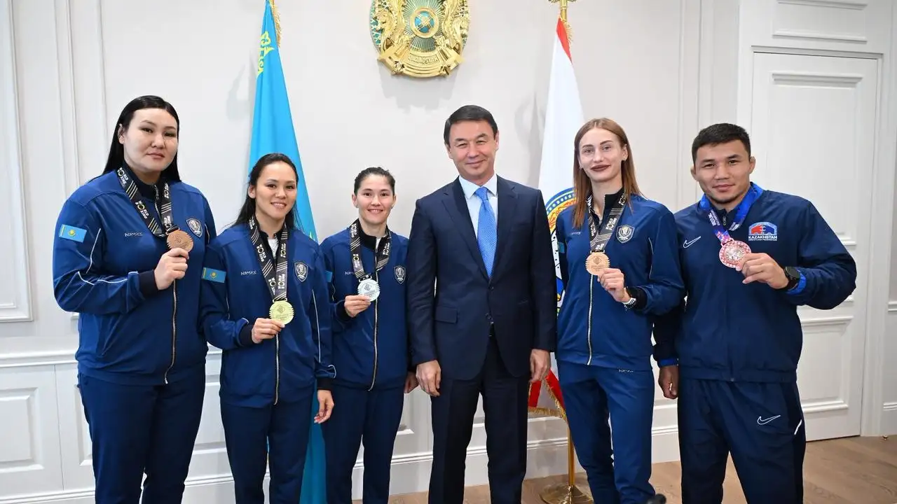 Призёров чемпионатов мира по боксу и борьбе наградил аким Алматы