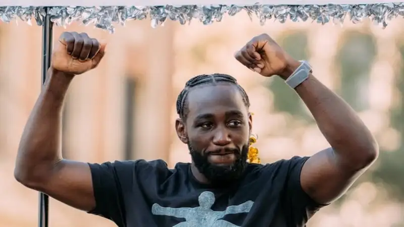 "Он мотивировал меня во многих вещах": Кроуфорд высказался о сравнениях с Мейвезером