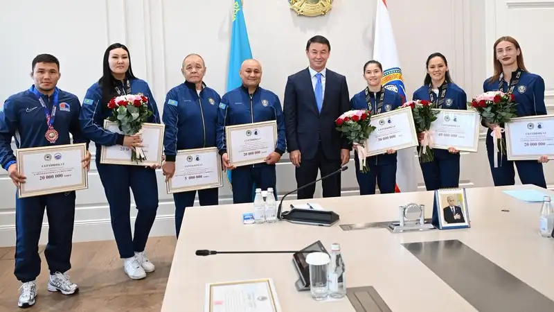 Алматинских медалисток чемпионата мира по боксу в Ливерпуле наградил аким Алматы