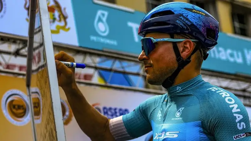 Гонщик "Астаны", лидировавший на "многодневке" в Малайзии, попал в завал на мокрой трассе