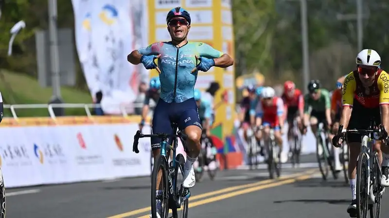 Попавший в завал на прошлой неделе гонщик "Астаны" выиграл этап многодневной гонки в Китае