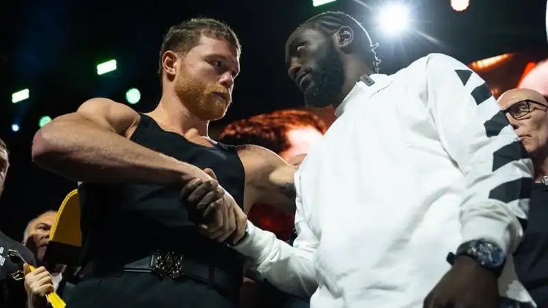 Названа причина поражения "Канело" в бою с Кроуфордом