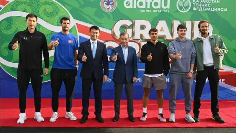 Медведев и Хачанов посетили открытие теннисного центра в Алматы