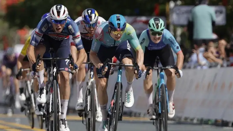 Гонщик "Астаны" стал вторым на этапе многодневной гонки с массовым завалом