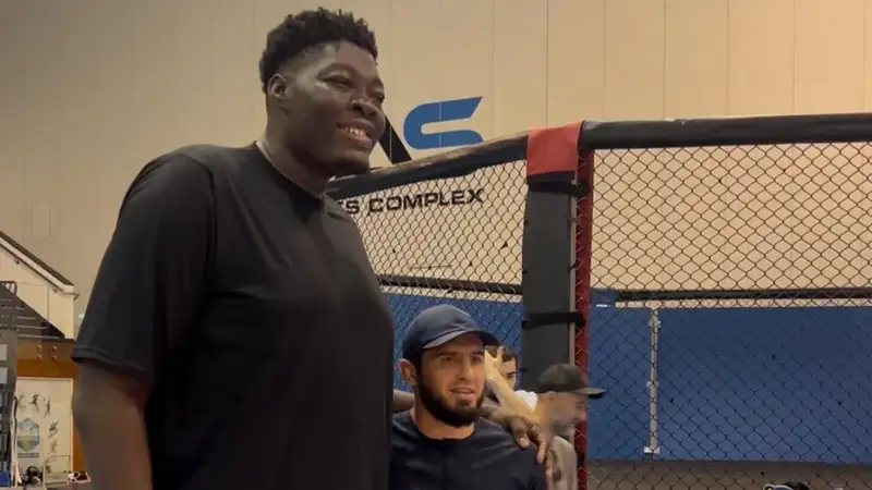 Махачев не смог сдержать эмоций от знакомства с баскетболистом ростом 241 см