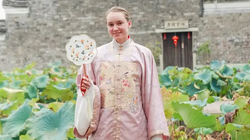 Елена Рыбакина сфотографировалась в традиционном китайском наряде